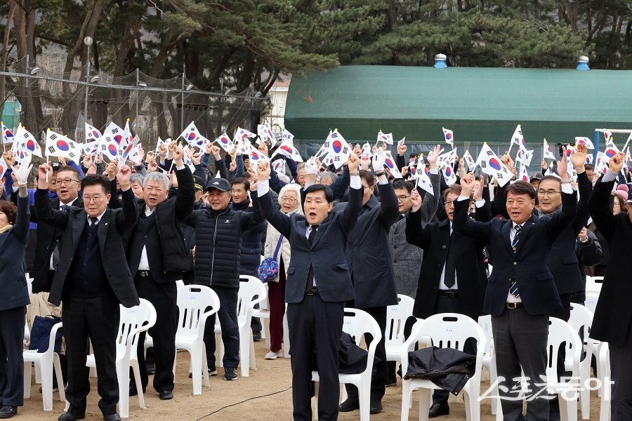옹진군, 제107회 3·1절을 맞아 덕적초중고등학교에서 기념행사를 개최했다. 사진제공｜옹진군청