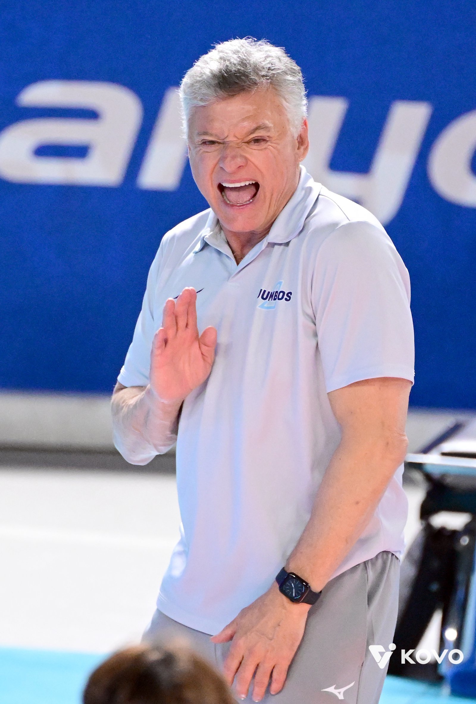 헤난 대한항공 감독은 2일 수원체육관서 열릴 한국전력과 V리그 원정경기를 앞두고 팀의 두꺼운 선수층이 현대캐피탈과 선두경쟁서 앞서나갈 수 있는 동력이라고 자신감을 내비쳤다. 사진제공│KOVO