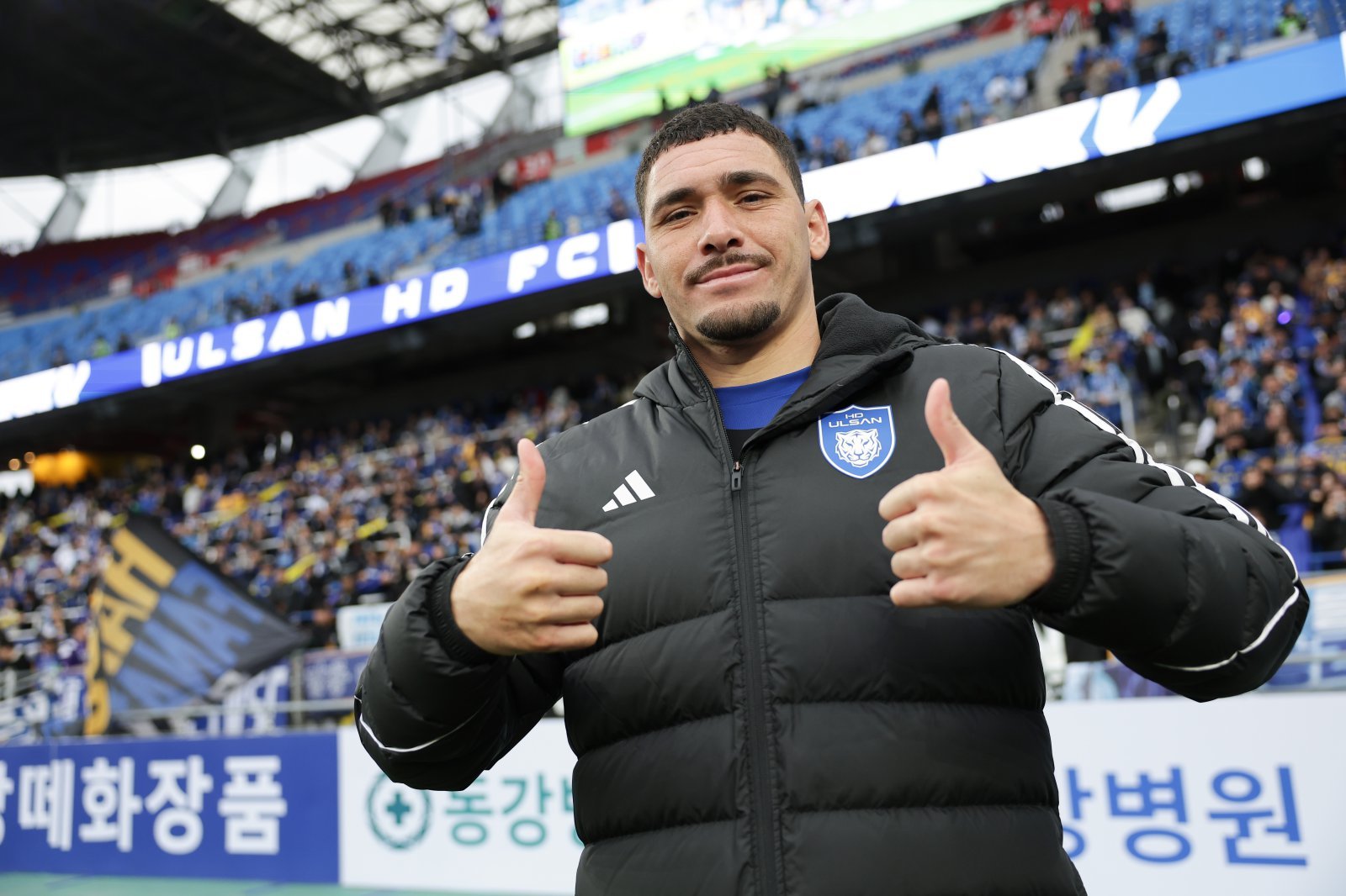 울산 야고가 지난달 28일 강원과 홈경기서 3-1 승리를 거둔 뒤 관중 앞에서 엄지를 치켜세우며 기뻐하고 있다. 사진제공|한국프로축구연맹