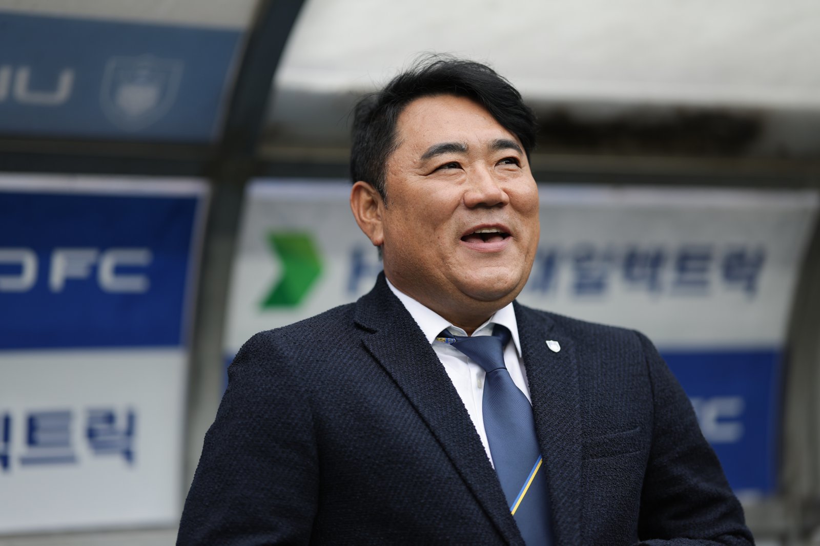 울산 김현석 감독이 지난달 28일 강원과 홈경기 도중 그라운드를 바라보며 웃고 있다. 사진제공|한국프로축구연맹