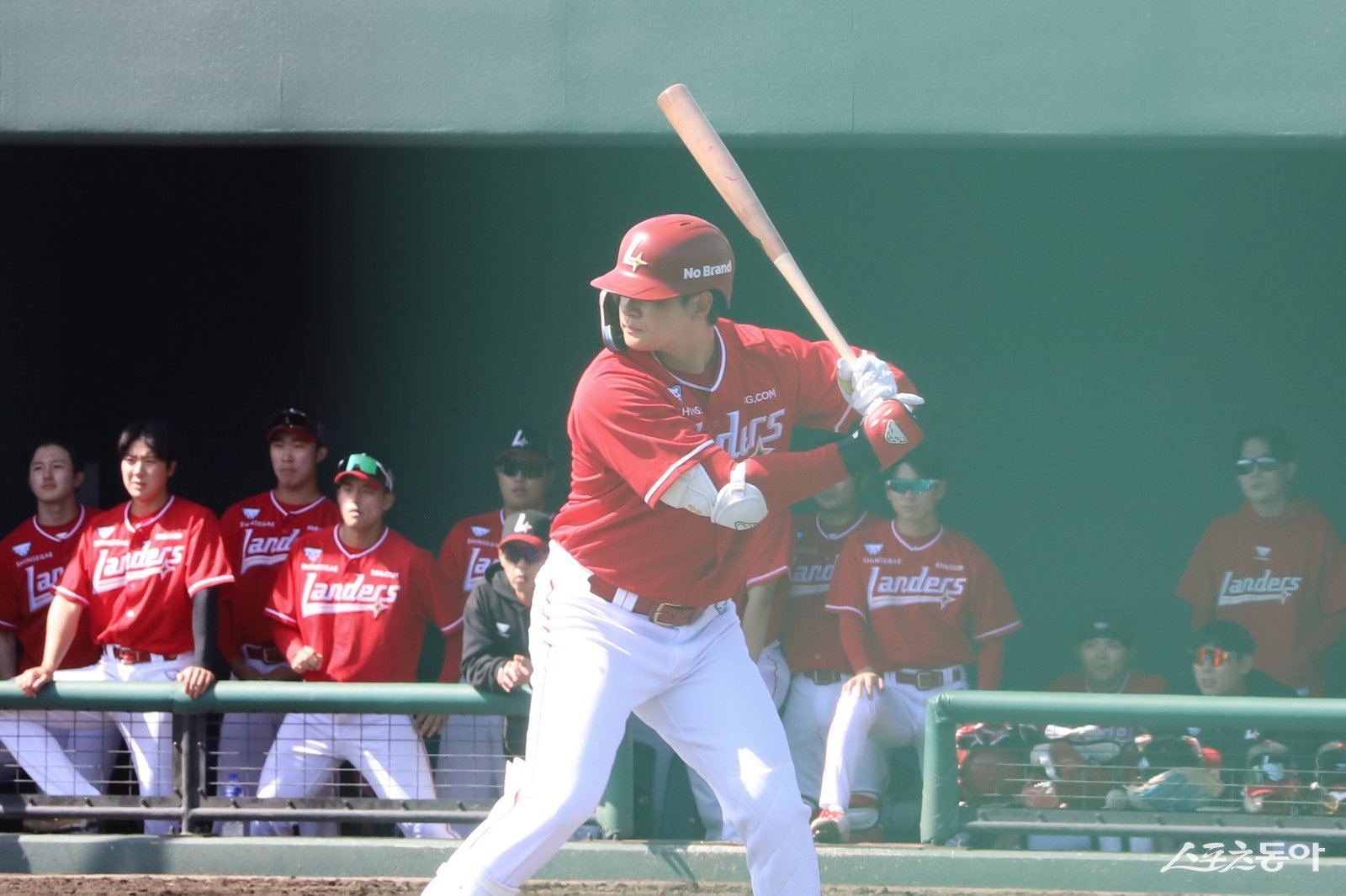 SSG 김재환이 지난달 28일 일본 미야자키 오쿠라하마소고구장서 열린 라쿠텐과 연습경기서 타격하고 있다. 사진제공｜SSG 랜더스