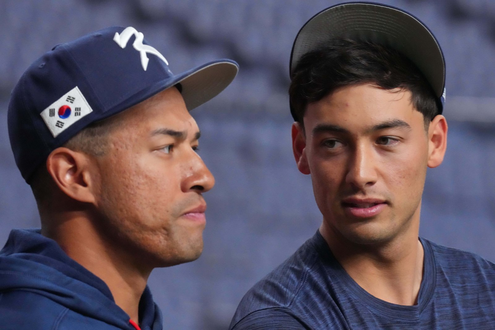 WBC 대표팀의 한국계 빅리거 저마이 존스(왼쪽), 셰이 위트컴이 1일 교세라돔 오사카서 진행된 훈련 도중 대화를 나누고 있다. 오사카|AP뉴시스