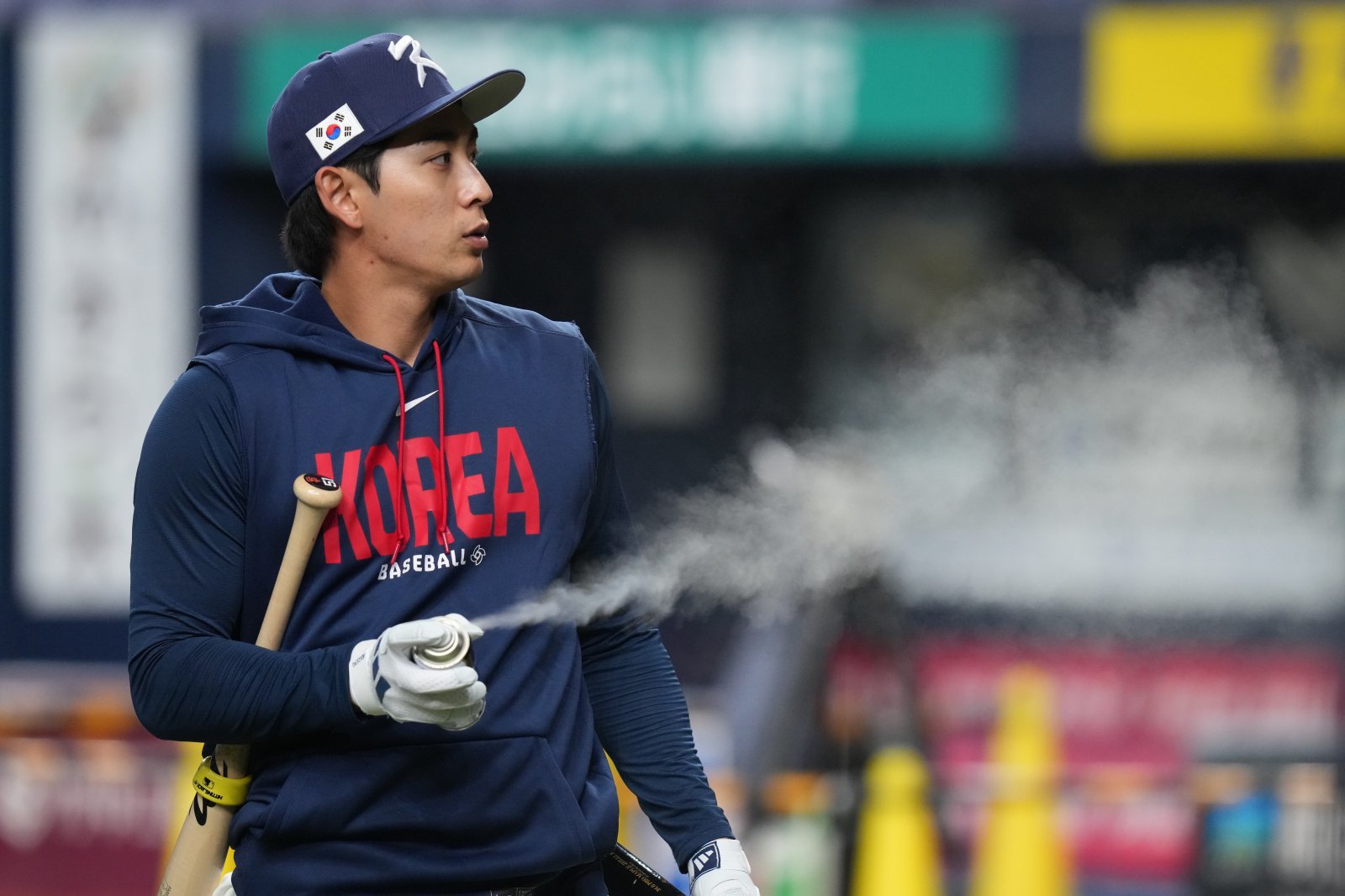 WBC 대표팀 주장 이정후가 1일 교세라돔 오사카에서 타격 훈련을 준비하고 있다. 오사카|AP뉴시스