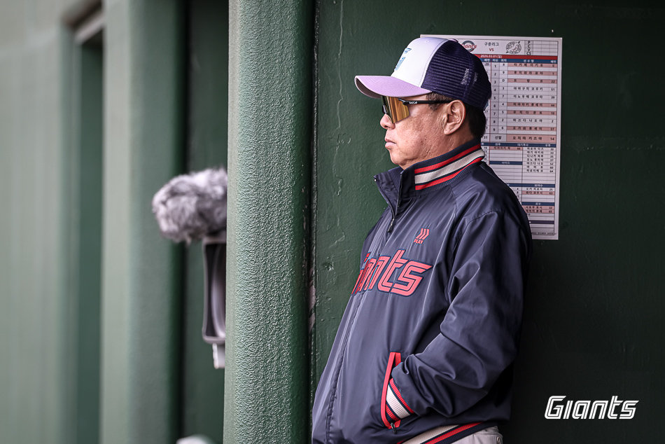 김태형 롯데 감독이 1일 일본 미야자키 미야코노조구장서 열린 지바롯데전 도중 경기를 지켜보고 있다. 사진제공|롯데 자이언츠