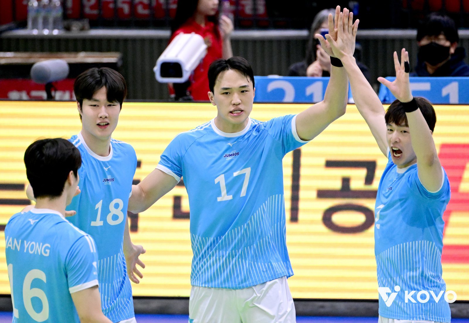 대한항공 임동혁(오른쪽 두번째)이 2일 수원체육관서 열린 한국전력과 V리그 원정경기서 득점한 뒤 동료들과 기뻐하고 있다. 사진제공│KOVO