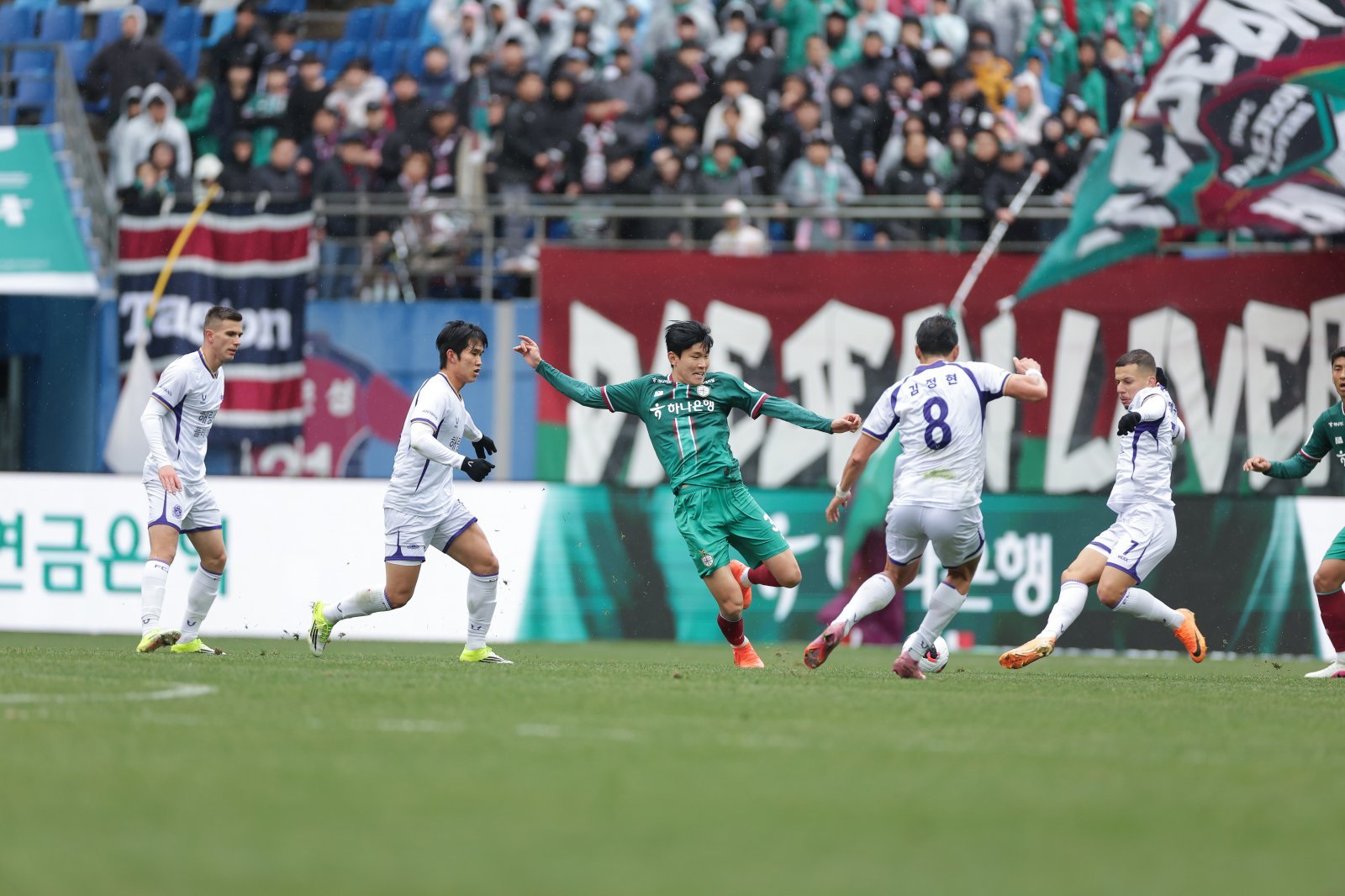 대전하나 김봉수(녹색 유니폼)가 2일 대전월드컵경기장서 열린 안양과 K리그1 홈 개막전에서 상대 선수들과 볼 경합을 하고 있다. 사진제공|한국프로축구연맹