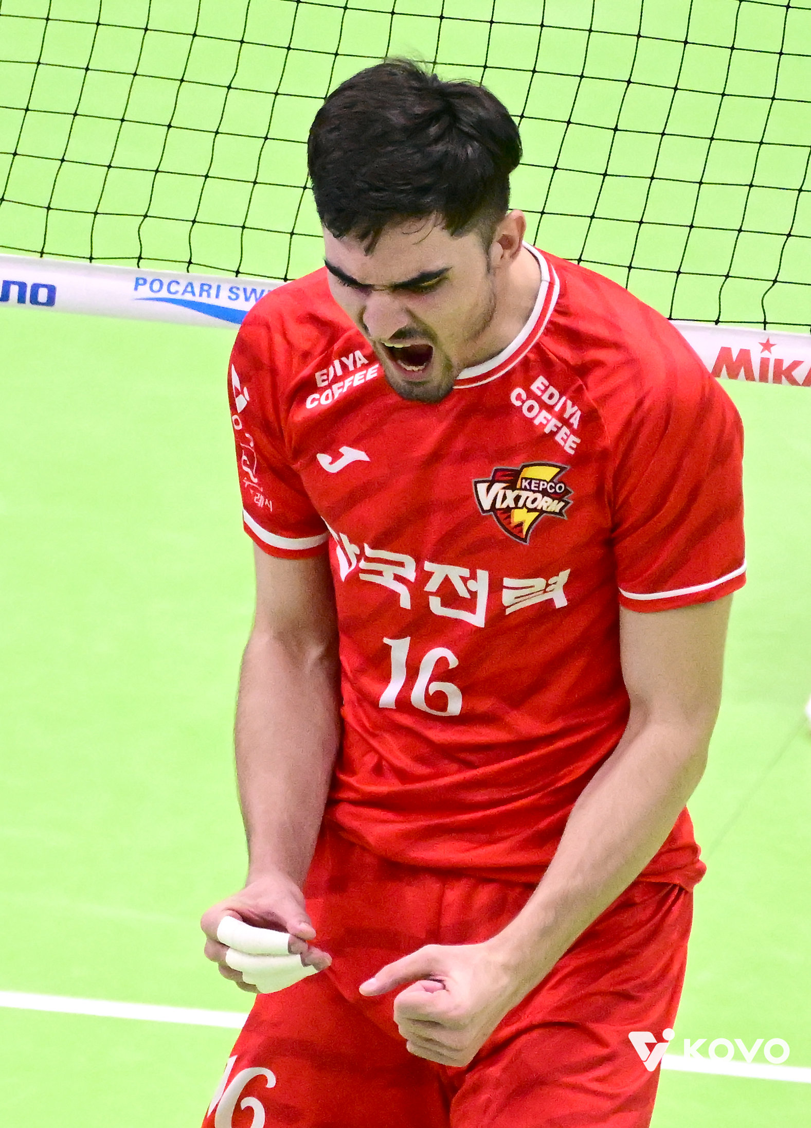 권영민 한국전력 감독은 2일 수원체육관서 열린 대한항공과 V리그 홈경기서 세트 스코어 1-3으로 패한 뒤 주전 미들블로커 무사웰(사진)이 라마단 기간이라 식사를 하지 않고 있어 걱정이라고 토로했다. 사진제공│KOVO