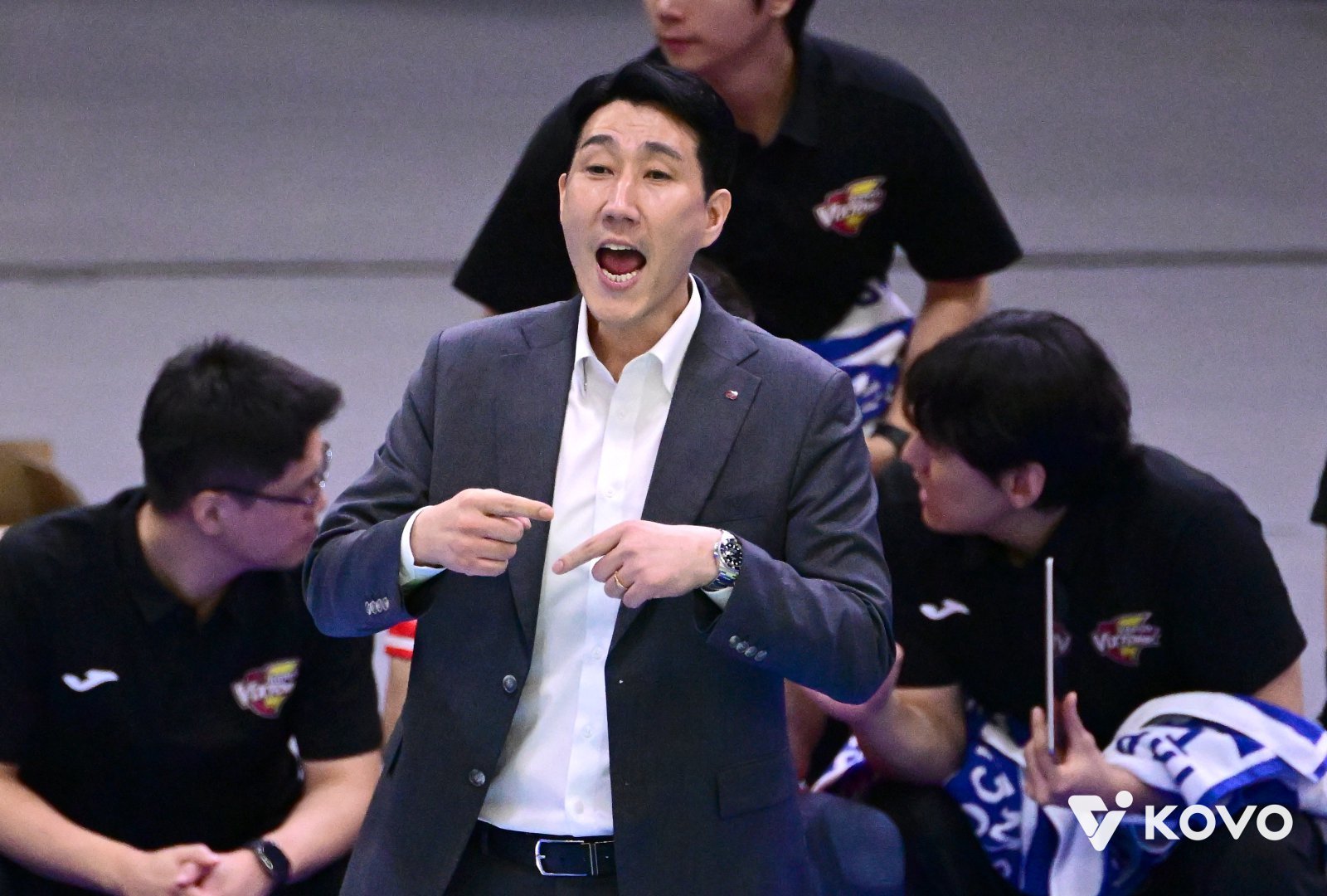 권영민 한국전력 감독(사진)은 2일 수원체육관서 열린 대한항공과 V리그 홈경기서 세트 스코어 1-3으로 패한 뒤 주전 미들블로커 무사웰이 라마단 기간이라 식사를 하지 않고 있어 걱정이라고 토로했다. 사진제공│KOVO