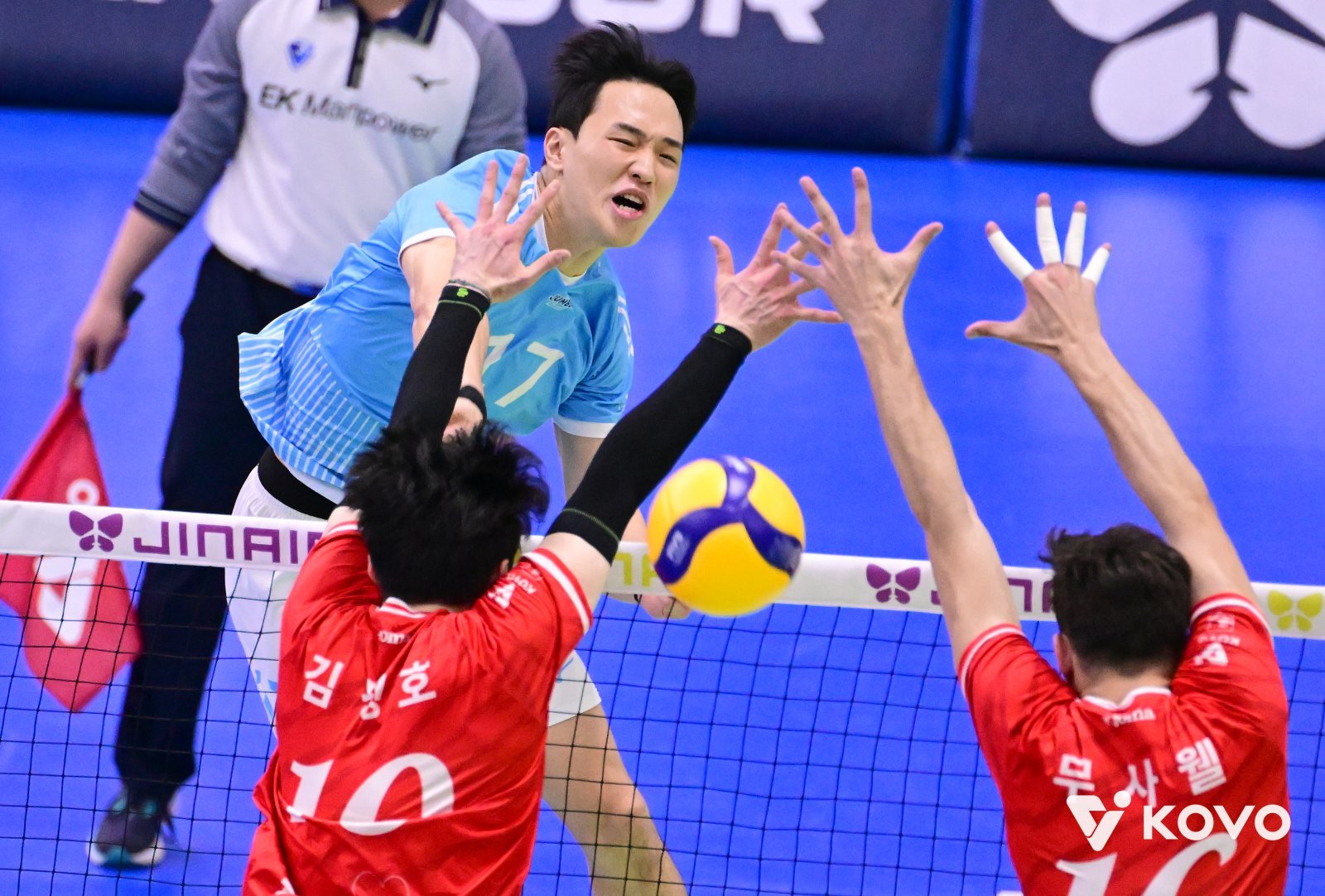 헤난 대한항공 감독은 2일 수원체육관서 벌어진 한국전력과 원정경기서 세트 스코어 3-1로 이긴 뒤 임동혁(뒤)을 향한 칭찬과 당부를 모두 남겼다. 사진제공│KOVO