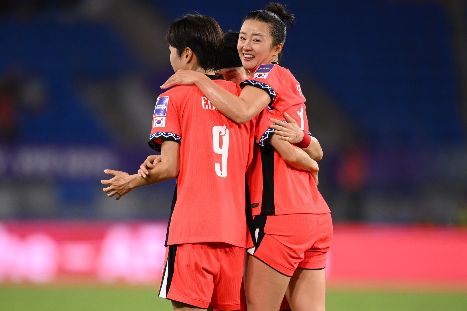 여자축구대표팀 공격수 최유리(오른쪽)가 2일(한국시간) 골드코스트 스타디움서 열린 이란과 2026 여자 아시안컵 조별리그 A조 1차전서 선제골을 터트린 뒤 동료들과 기뻐하고 있다. 사진제공|대한축구협회