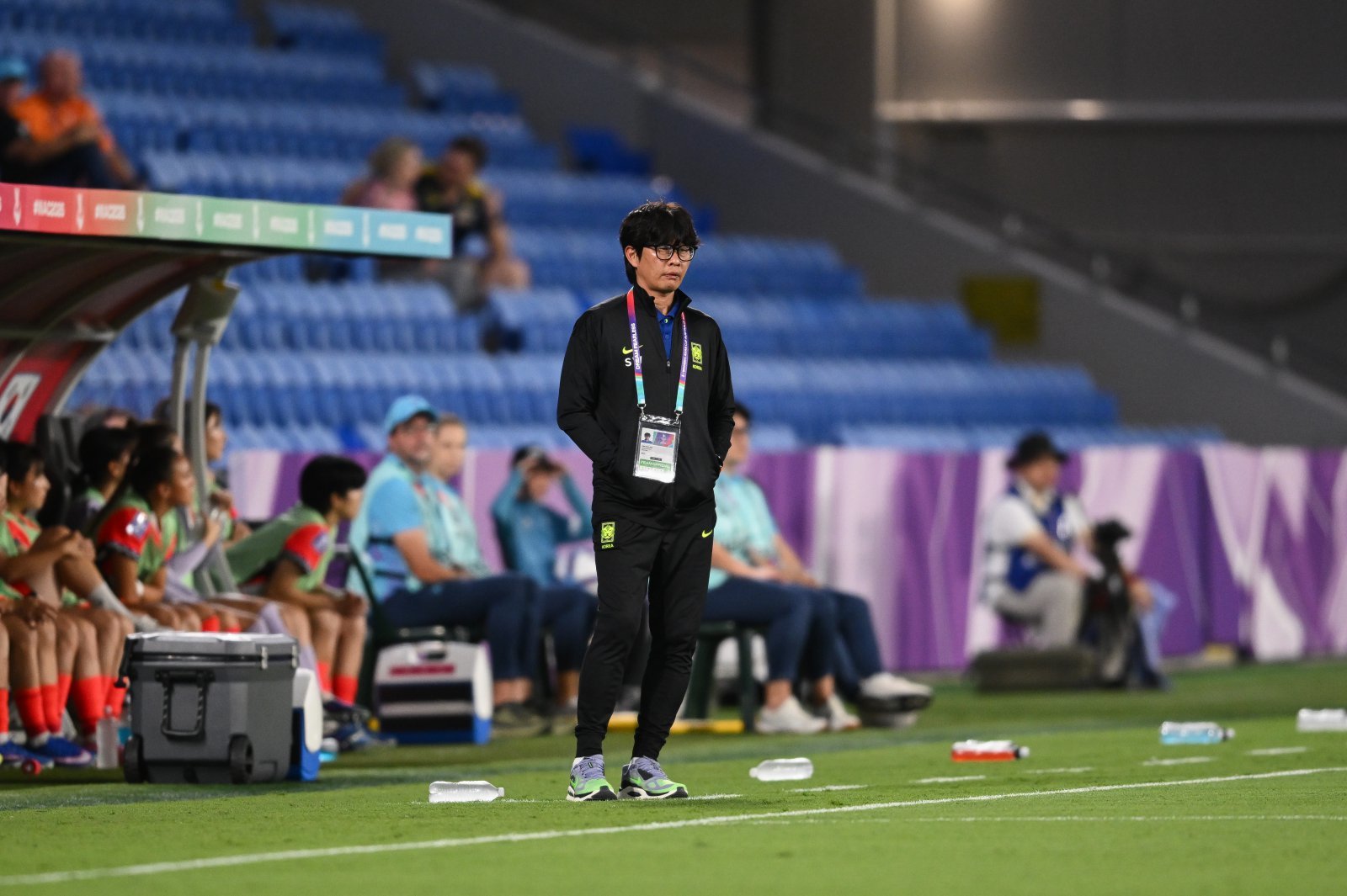 여자축구대표팀 신상우 감독이 2일(한국시간) 골드코스트 스타디움서 열린 이란과 2026 여자 아시안컵 조별리그 A조 1차전 도중 그라운드를 바라보고 있다. 사진제공|대한축구협회