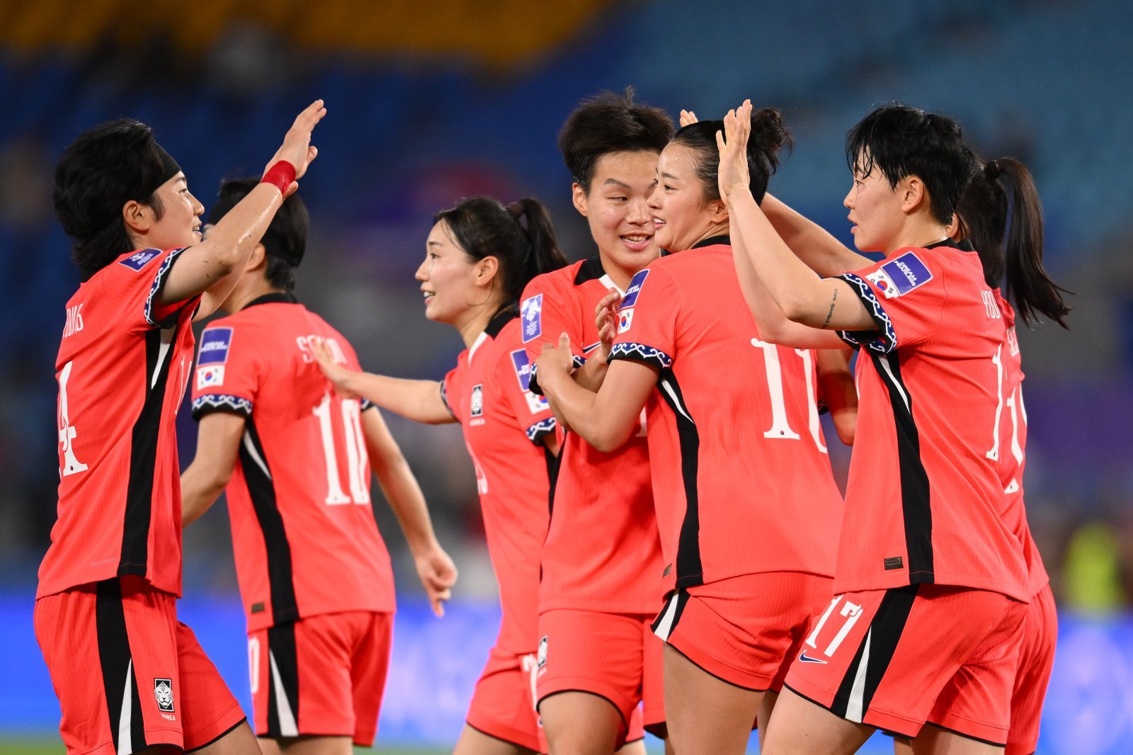 여자축구대표팀 선수들이 2일(한국시간) 골드코스트 스타디움서 열린 이란과 2026 여자 아시안컵 조별리그 A조 1차전 도중 선제골을 넣은 뒤 한데 모여 기뻐하고 있다. 사진제공|대한축구협회