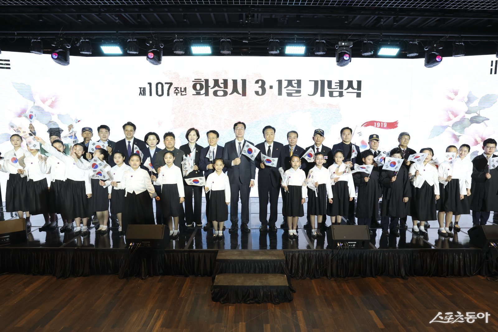 정명근 화성특례시장(가운데 왼쪽)과 윤대성 광복회 화성시지회장(가운데 오른쪽)이 태극기를 들고 있다. 사진제공｜화성시