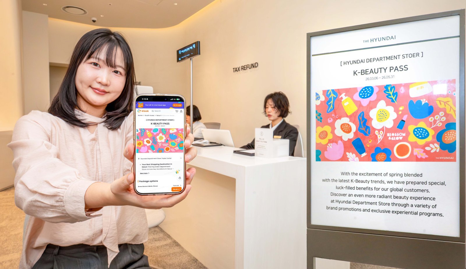 무역센터점 3층 글로벌 라운지에서 ‘K-뷰티 패스’를 소개하고 있는 직원. 사진제공|현대백화점