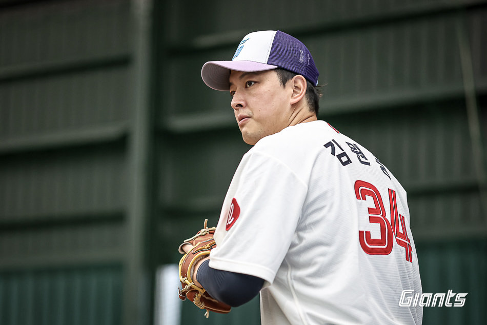 “어떻게든 개막 맞추려 한다” 다시 마운드 오른 롯데 김원중, 미야자키서 더 강해진 책임감