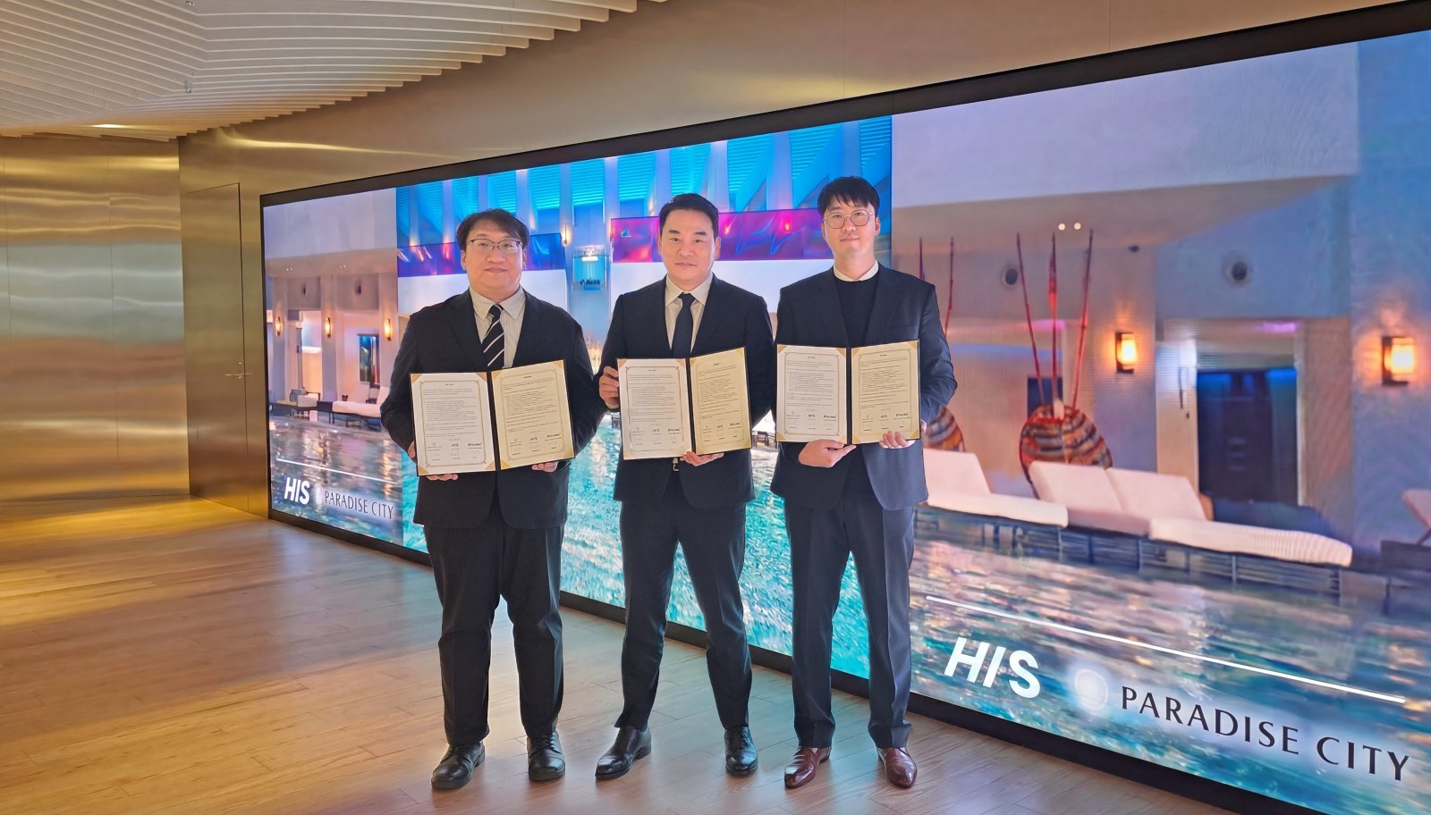  왼쪽부터 HIS 후쿠시마 케이스케 해외영업이사, 파라다이스시티 김재환 상무, 비에스글로벌 이선현 대표   사진제공 ｜파라다이스시티