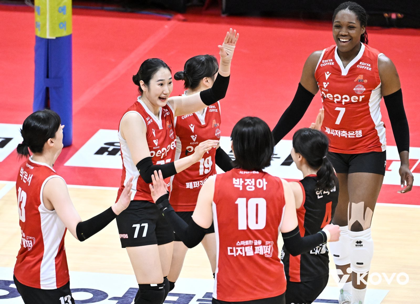 페퍼저축은행 선수들이 1일 흥국생명과 V리그 여자부 홈경기서 팀 득점을 올린 뒤 기뻐하고 있다. 상위팀들의 발목을 낚아채고 있는 페퍼저축은행이 포스트시즌 경쟁의 캐스팅 보트를 쥐고 있다고 해도 과언이 아니다. 사진제공|V리그