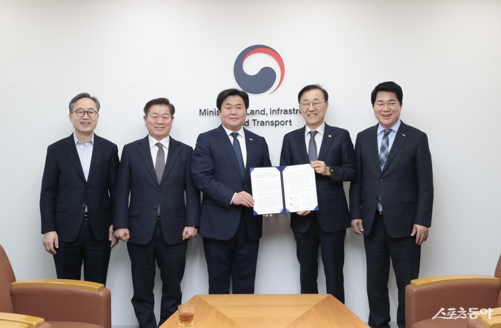 이날 면담에는 박승원 광명시장, 유성훈 금천구청장, 박준희 관악구청장이 함께 참석해 지역 균형 발전을 위한 중앙정부의 결단을 강력히 요청했다(왼쪽부터 유성훈 금천구청장, 박승원 광명시장, 임병택 시흥시장, 김윤덕 국토교통부 장관, 박준희 관악구청장). 사진제공｜시흥시