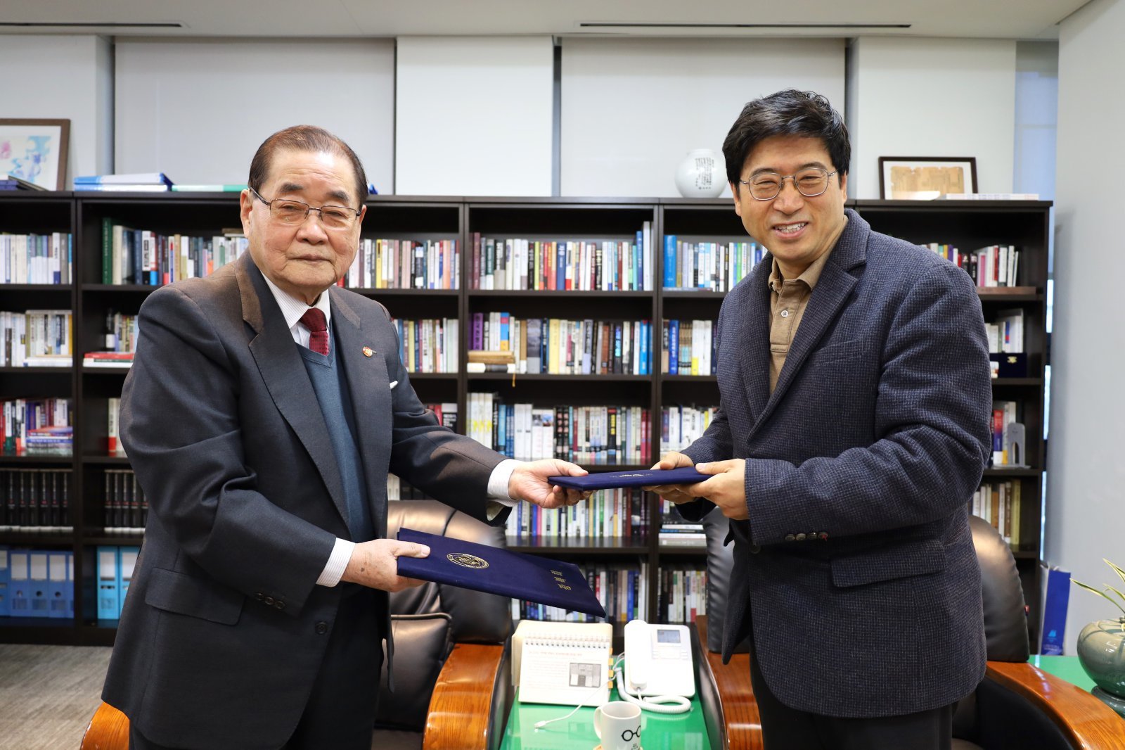 왼쪽부터 이종찬 광복회장, 신민식 자생의료재단 사회공헌위원장. 사진제공｜자생한방병원