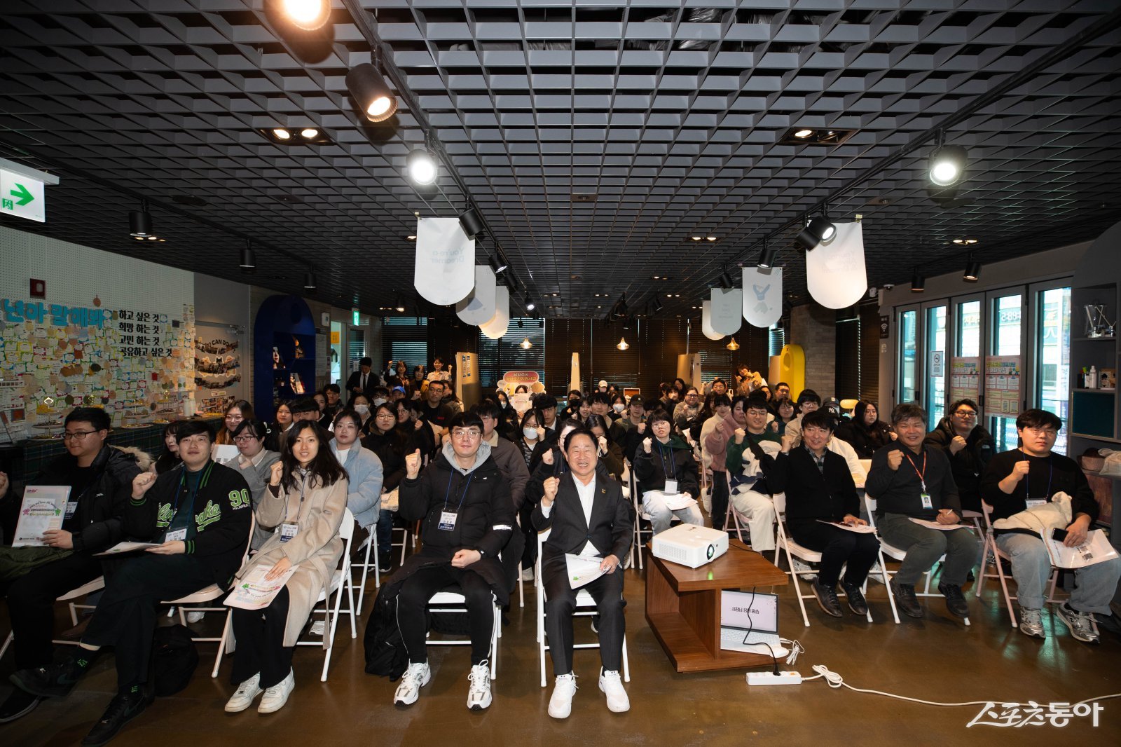 주광덕 시장(앞줄 오른쪽 첫번째) 이 3일 청년창업센터 3층에서 ‘2026년 청년도전지원사업’에서 청년들의 새로운 출발을 응원하고 있다. 사진제공ㅣ남양주시 