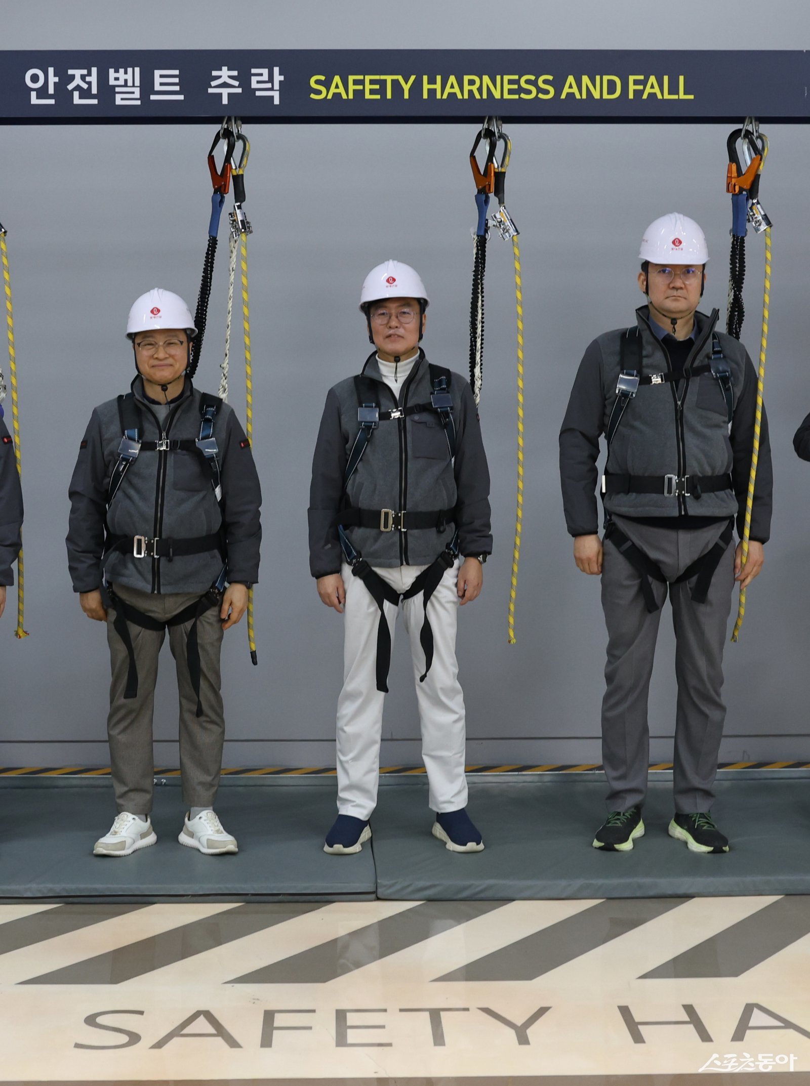 오일근 롯데건설 대표(왼쪽에서 두 번째)가 오산 롯데인재개발원에서 진행된 ‘경영진 안전체험교육’에 참여해 안전벨트 추락 체험을 하고 있다. 사진제공|롯데건설