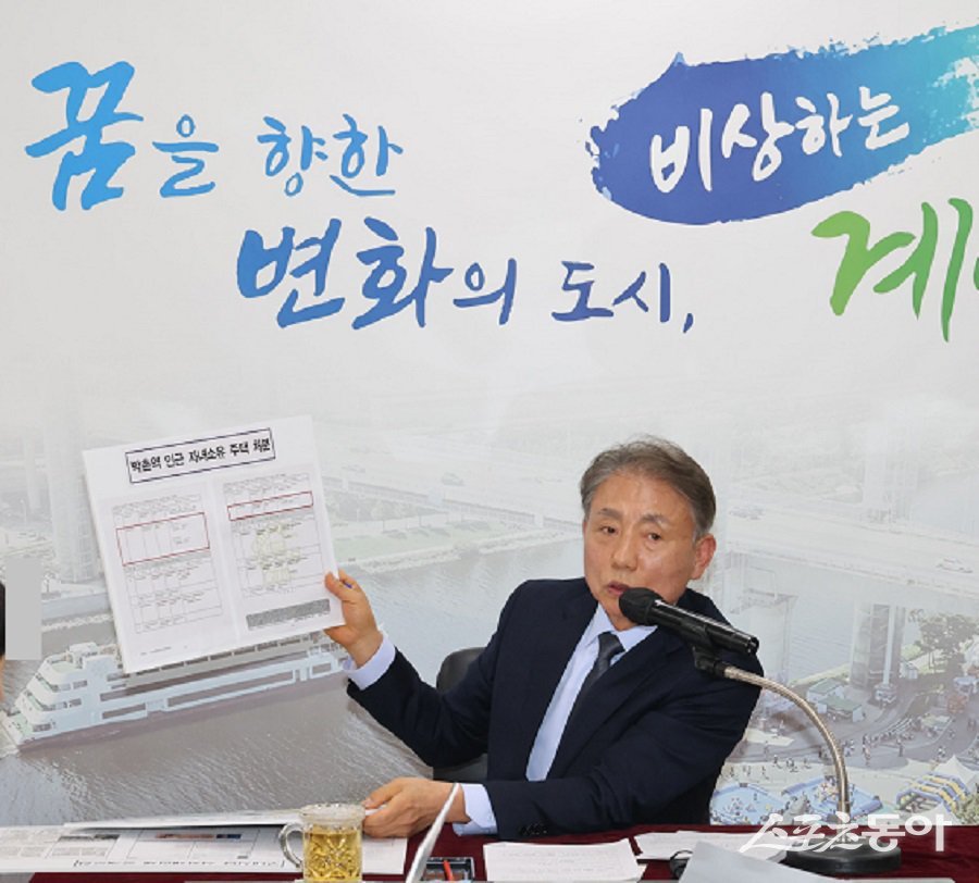 윤환 계양구청장이 긴급 기자회견을 열고 최근 일부 언론의 왜곡·허위 보도에 대해 조목조목 브리핑하고 있다. 사진제공|박미정 기자