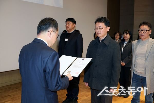 안동시  공무원이 지방자치인재개발원이 주관한 ‘2026년 제1기 5급승진리더과정’에서 전국 1위를 차지해 상장을 수여하고 있는 모습. 사진제공ㅣ안동시