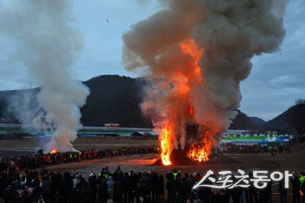 청도천 둔치 대형 달집에 불이 붙자 거대한 불기둥이 밤하늘로 솟구치며 장관을 연출했다. 사진제공 ㅣ 청도군