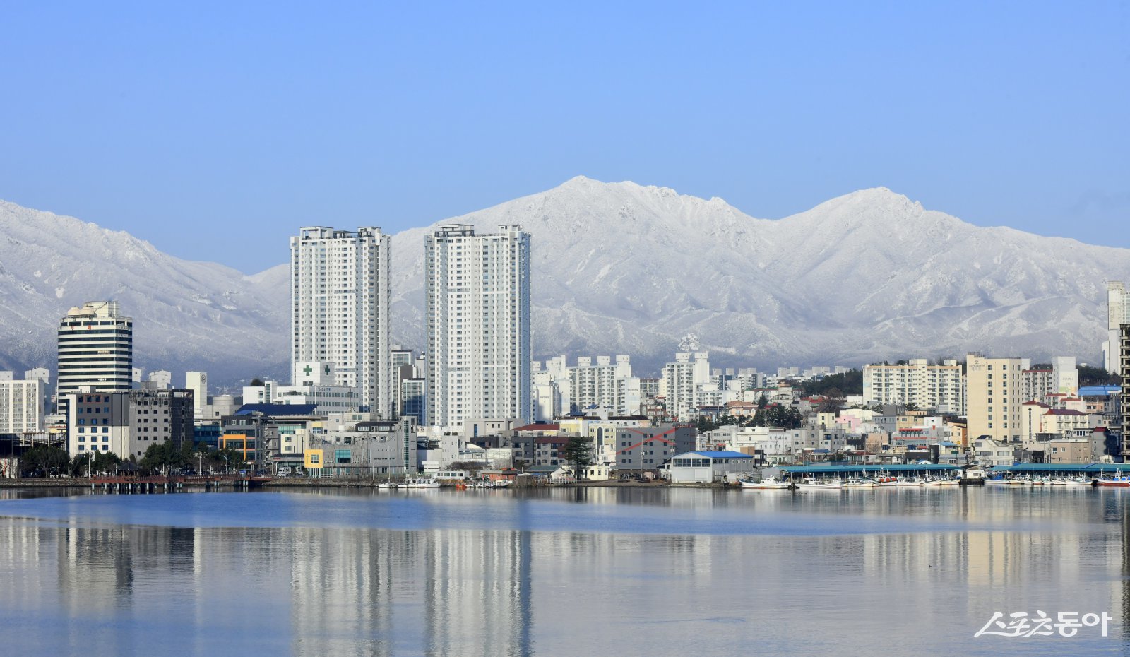 눈덮인 설악산 그리고 청초호. 속초시 제공