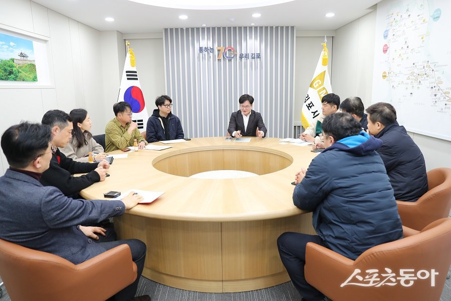 김병수 시장이 서울지하철 5호선 국회국민청원에 힘쓴 시민들을 만났다. 시민들은 이날 김 시장에게 ‘서울 지하철 5호선 연장 관련 시민 의견 전달서’를 건넸고, 김 시장은 정부 관계자를 만나 청원서를 전하며 5호선 예타통과에 대해 적극적으로 의견을 전달할 계획이다. 사진제공｜김포시청