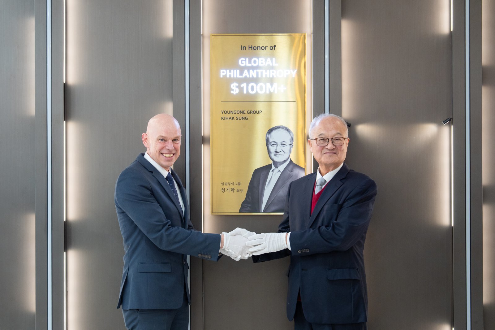  3월 3일 월드비전 서울 여의도 본부에서 영원무역그룹 성기학 회장(오른쪽)과 월드비전 앤드류 몰리 국제총재가 ‘글로벌 필란트로피월’ 제막식을 하고 있다. 