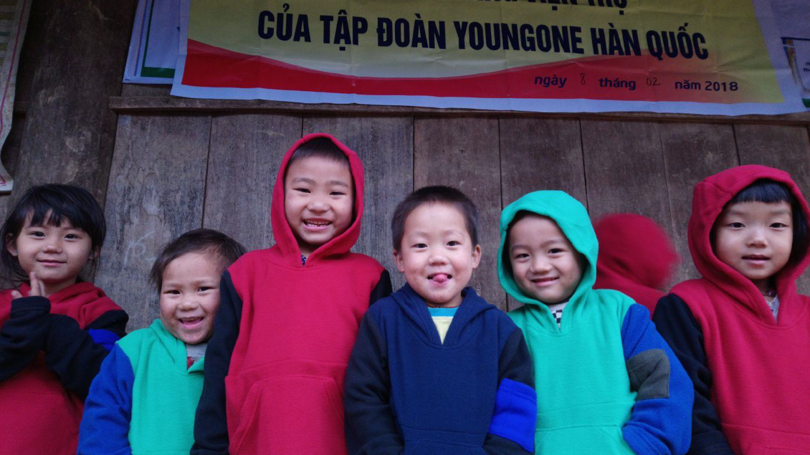 베트남 산간지역 아동들이 영원무역그룹이 후원한 의류를 입고 있다