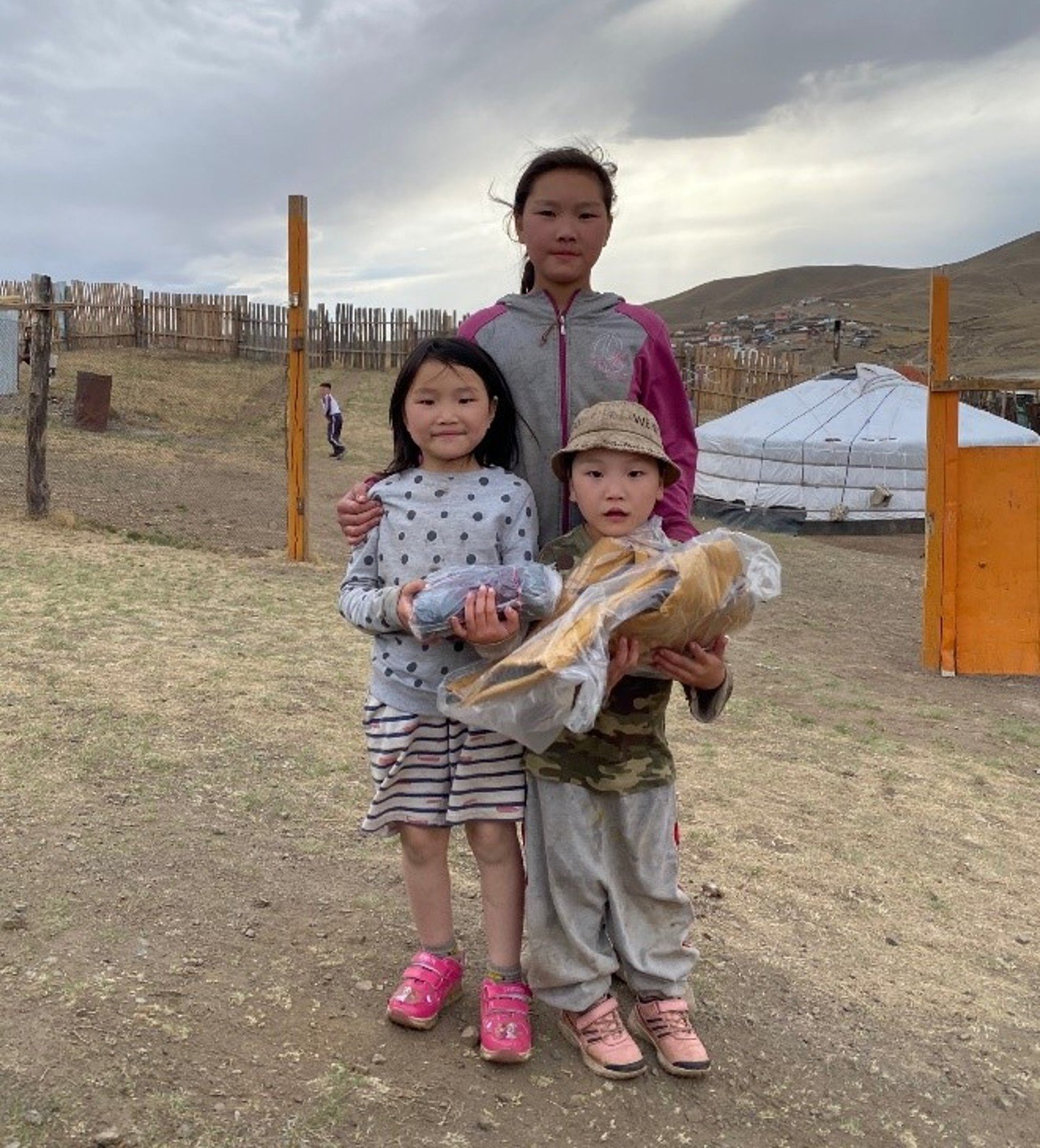 영원무역그룹에 의류를 전달받은 몽골 어린이들