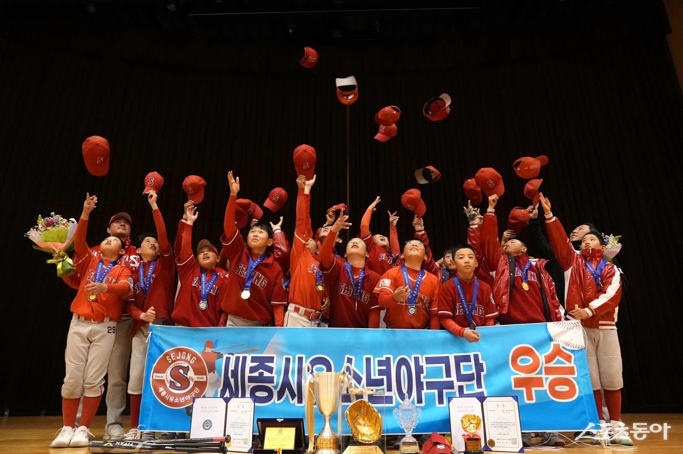 제11회 순창군수배 전국유소년야구대회에서 유소년리그(U-13) 청룡 우승을 차지한 세종시유소년야구단. 사진제공｜대한유소년야구연맹