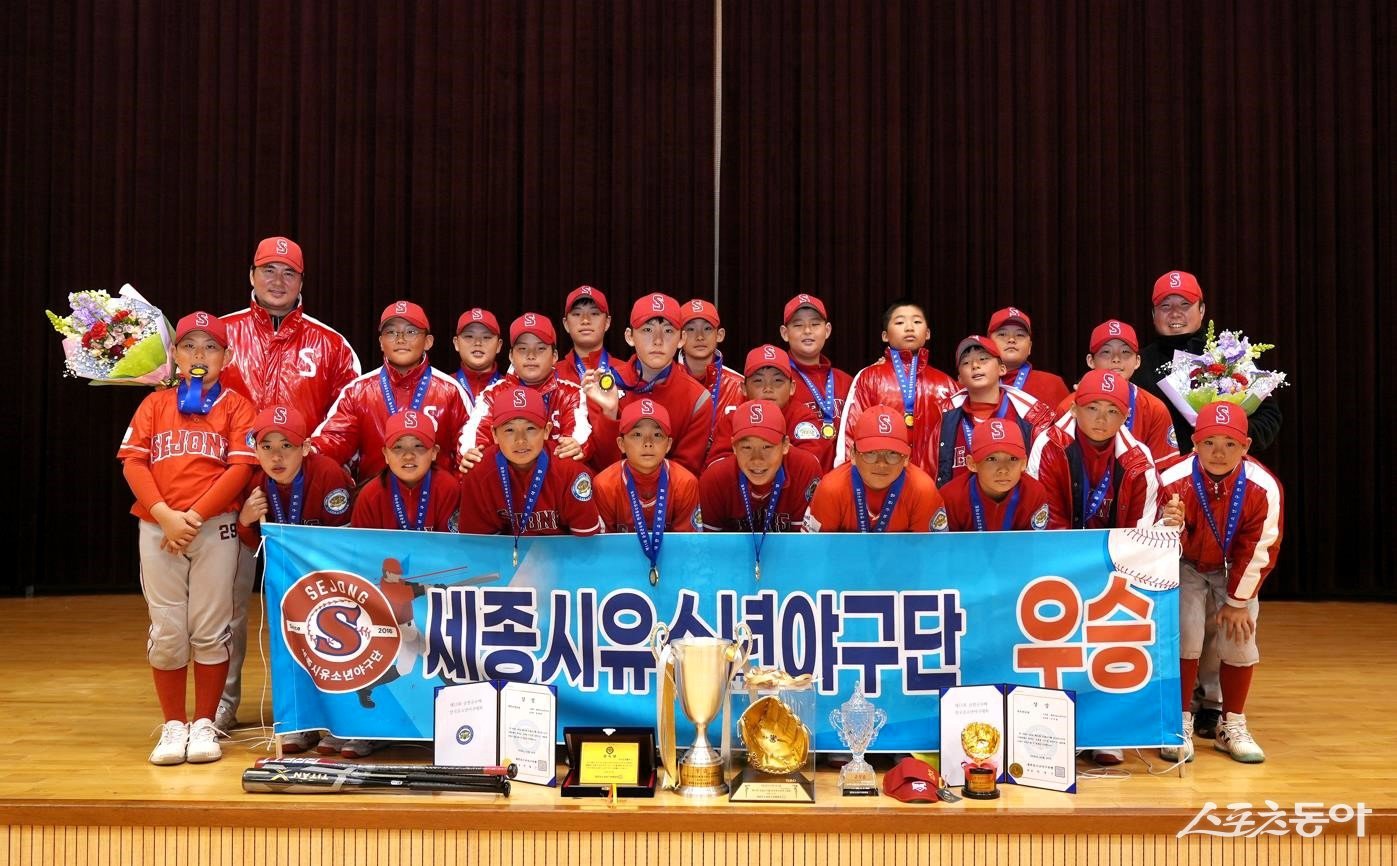 제11회 순창군수배 전국유소년야구대회에서 유소년리그(U-13) 청룡 우승을 차지한 세종시유소년야구단. 사진제공｜대한유소년야구연맹