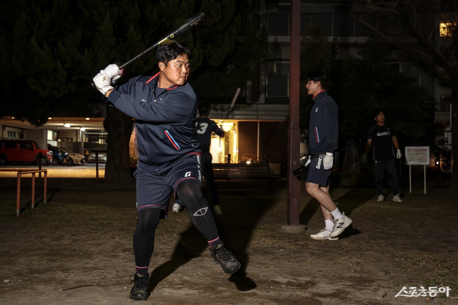 롯데 한동희가 지난달 28일 일본 미야자키 벳푸가이쿠공원서 스윙을 연습하고 있다. 사진제공｜롯데 자이언츠