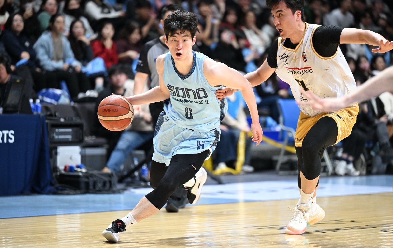 프로농구가 A매치 휴식기를 마치고 5일 재개된다. 치열한 2, 6위 싸움이 예상되는 가운데 원주에서 DB-KCC, 고양에서 소노-정관장이 피할 수 없는 맞대결을 펼친다. 소노-정관장의 3라운드 맞대결서 이정현(왼쪽)을 막는 한승희. 사진제공｜KBL