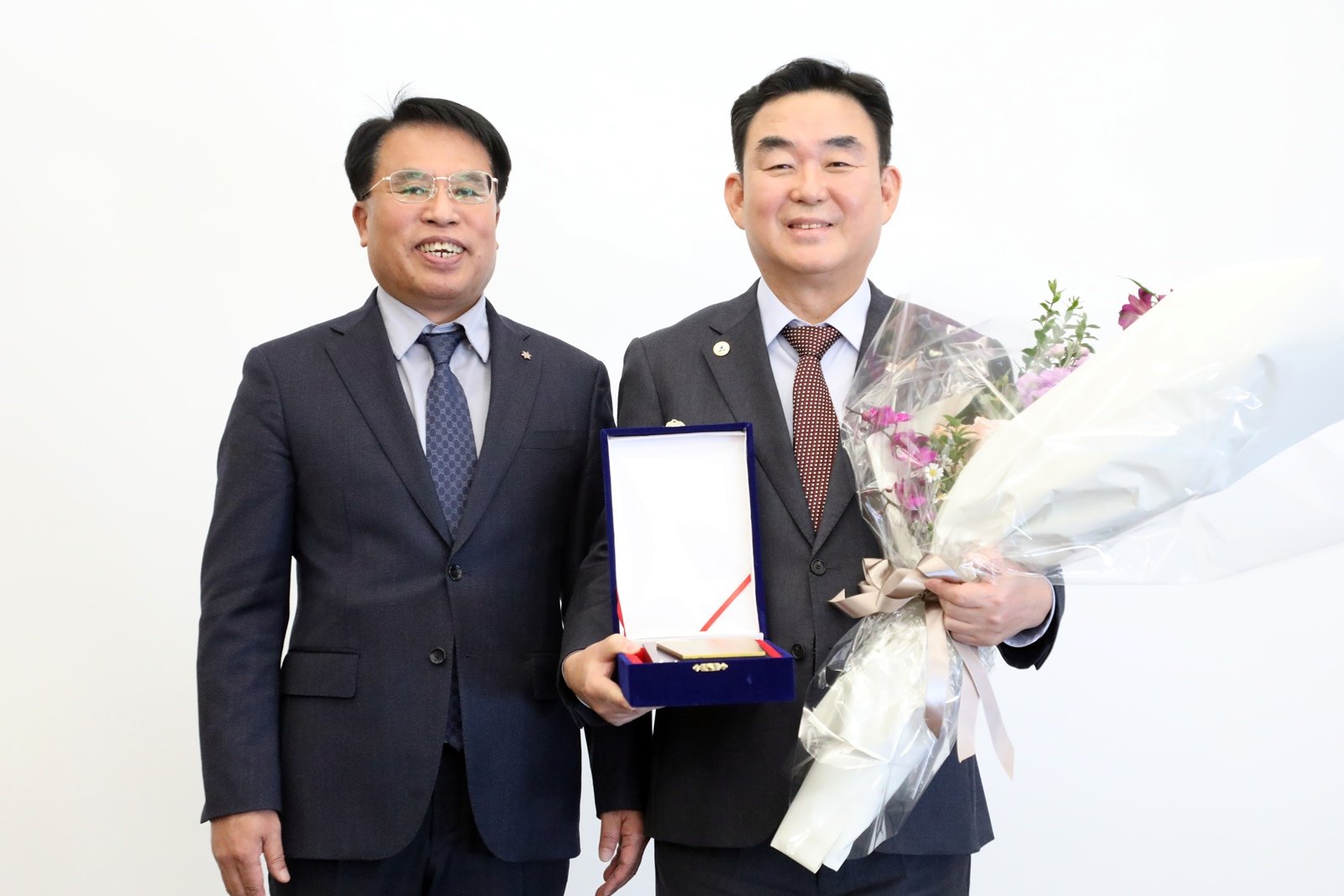 왼쪽부터 남한규경영지원본부장, 최철규 대표이사 직무대행