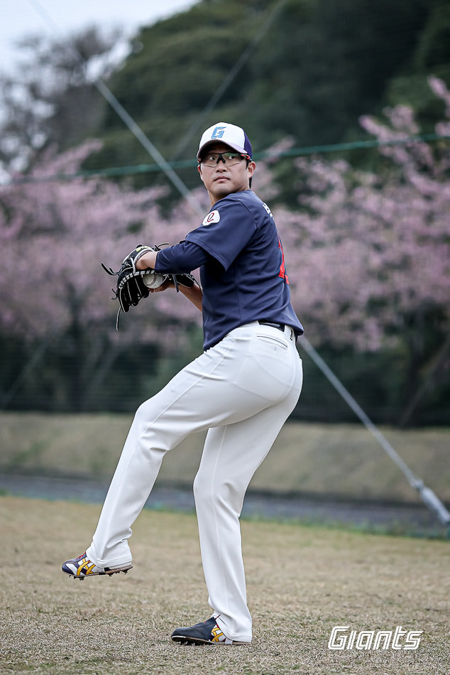 롯데 박세웅이 지난달 26일 일본 미야자키 히나타 선마린 스타디움서 열린 두산전을 앞두고 몸을 풀고 있다. 사진제공｜롯데 자이언츠