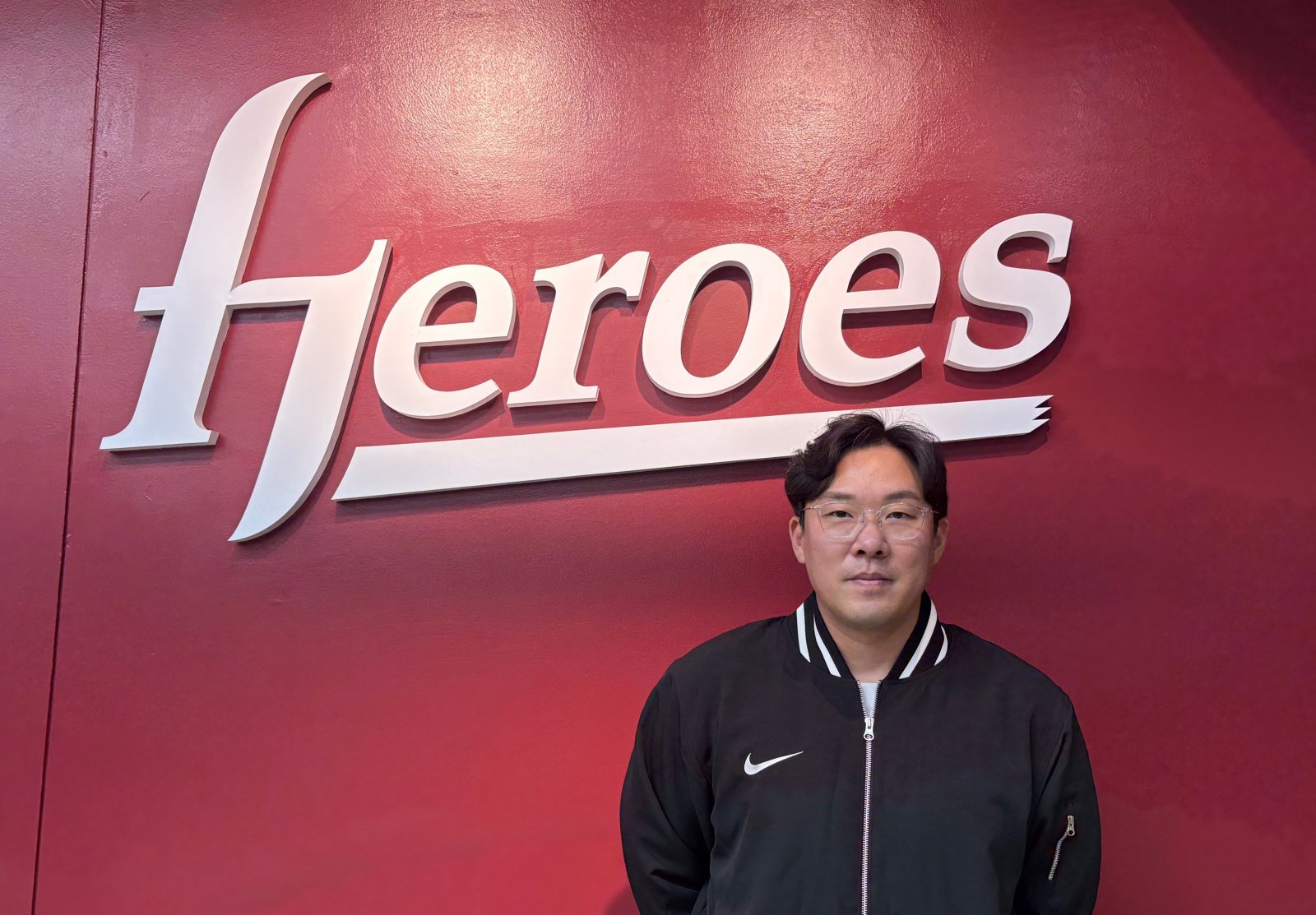 화려한 전성기를 보냈던 서건창, 안치홍(사진)이 키움에서 뭉쳤다. 이들은 익숙하지 않은 3루 수비 훈련까지 소화하며 새 시즌을 준비하고 있다. 뉴시스