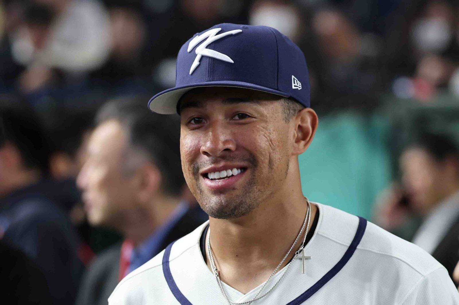 월드베이스볼클래식(WBC) 야구 대표팀 저마이 존스가 4일 일본 도쿄돔서 열린 한국 대표팀 공식 훈련 도중 취재진과 인터뷰를 진행하며 미소를 지어보이고 있다. 도쿄|뉴시스