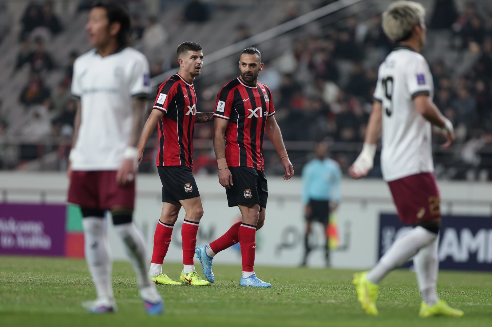 서울 야잔(오른쪽 2번째)과 바베츠가 4일 서울월드컵경기장서 열린 비셀 고베와 ACLE 16강 1차전 홈경기 도중 대화하고 있다. 사진제공|한국프로축구연맹