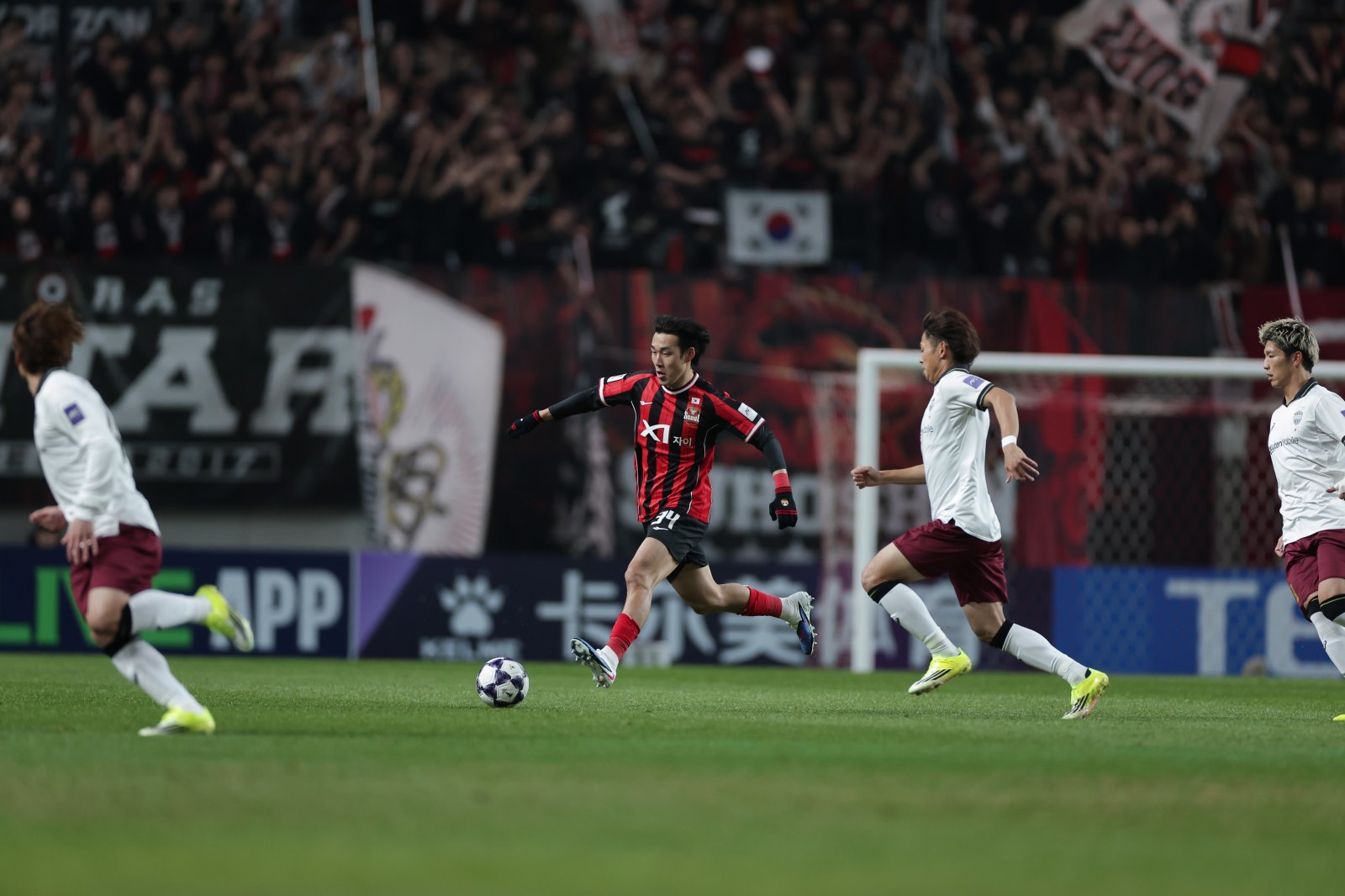 서울 송민규(왼쪽 2번째)가 4일 서울월드컵경기장서 열린 비셀 고베와 ACLE 16강 1차전 홈경기에서 상대 수비를 피해 드리블하고 있다. 사진제공|한국프로축구연맹