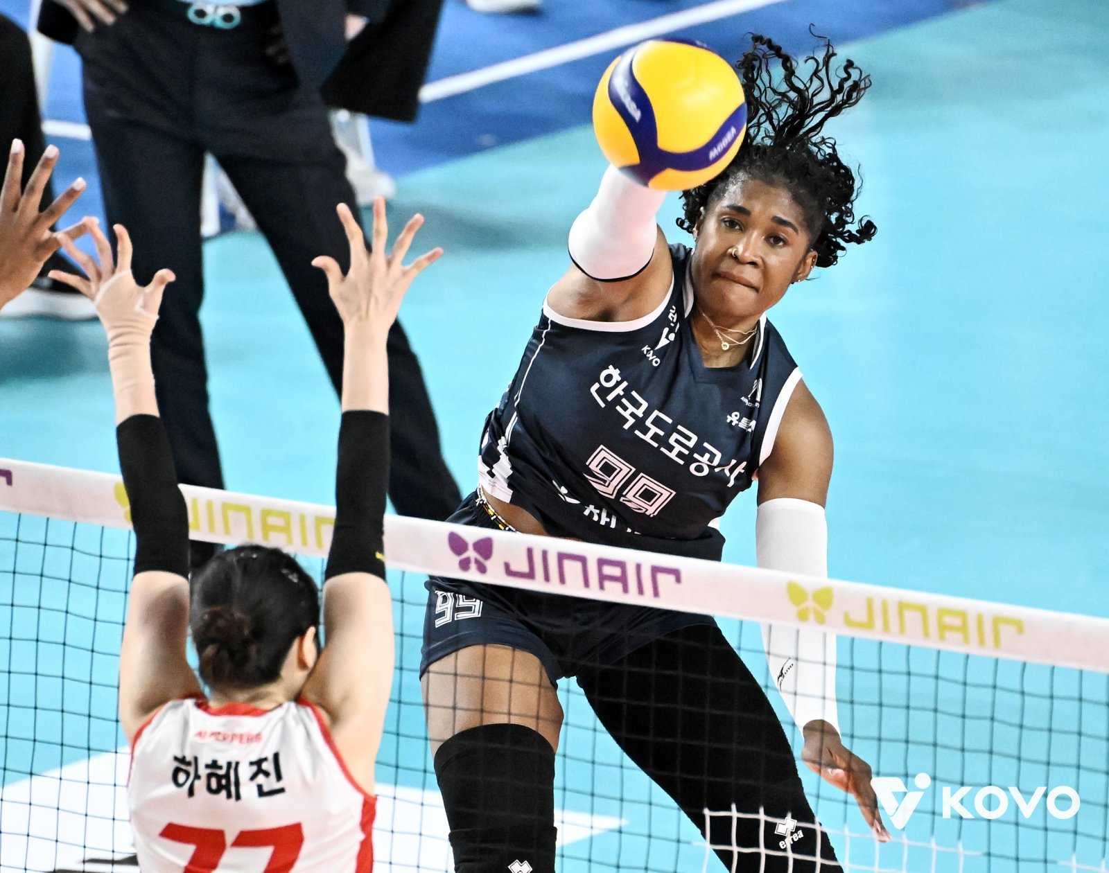 한국도로공사 모마(뒤)가 4일 김천체육관서 열린 페퍼저축은행과 홈경기서 블로커를 뚫고 연타 공격을 하고 있다. 사진제공│KOVO