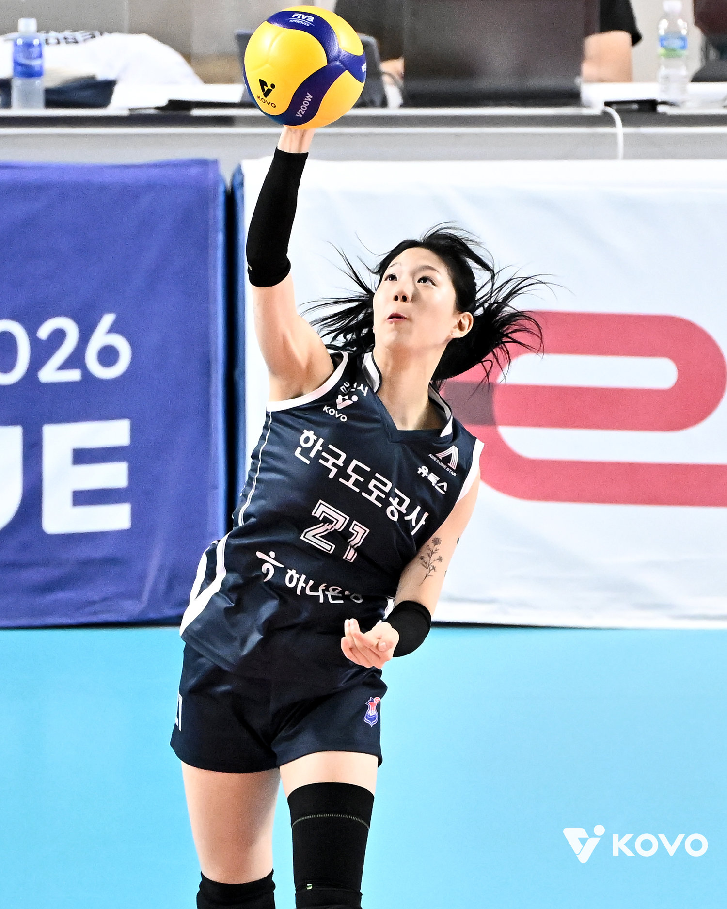 한국도로공사 이예은이 4일 김천체육관서 열린 페퍼저축은행과 홈경기서 서브를 넣고 있다. 사진제공│KOVO