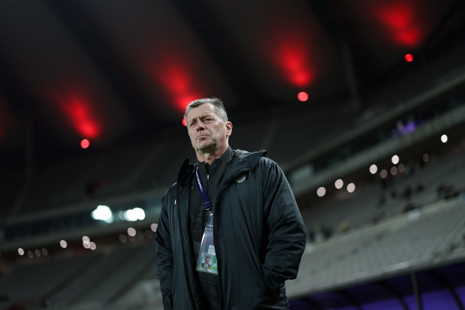 미하엘 스키베 비셀 고베 감독이 4일 서울월드컵경기장에서 열린 서울과 ACLE 16강 1차전을 앞두고 심각한 표정으로 선수들을 지켜보고 있다. 사진제공｜한국프로축구연맹