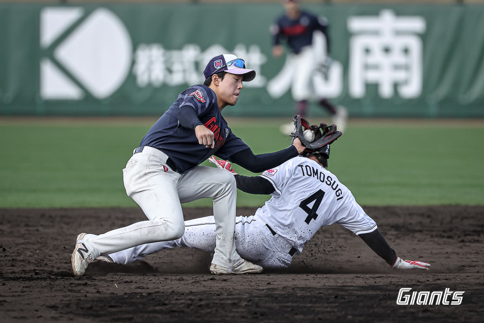 롯데 한태양(왼쪽)이 1일 일본 미야자키 미야코노조구장서 열린 지바롯데전 도중 태그를 시도하고 있다. 사진제공|롯데 자이언츠