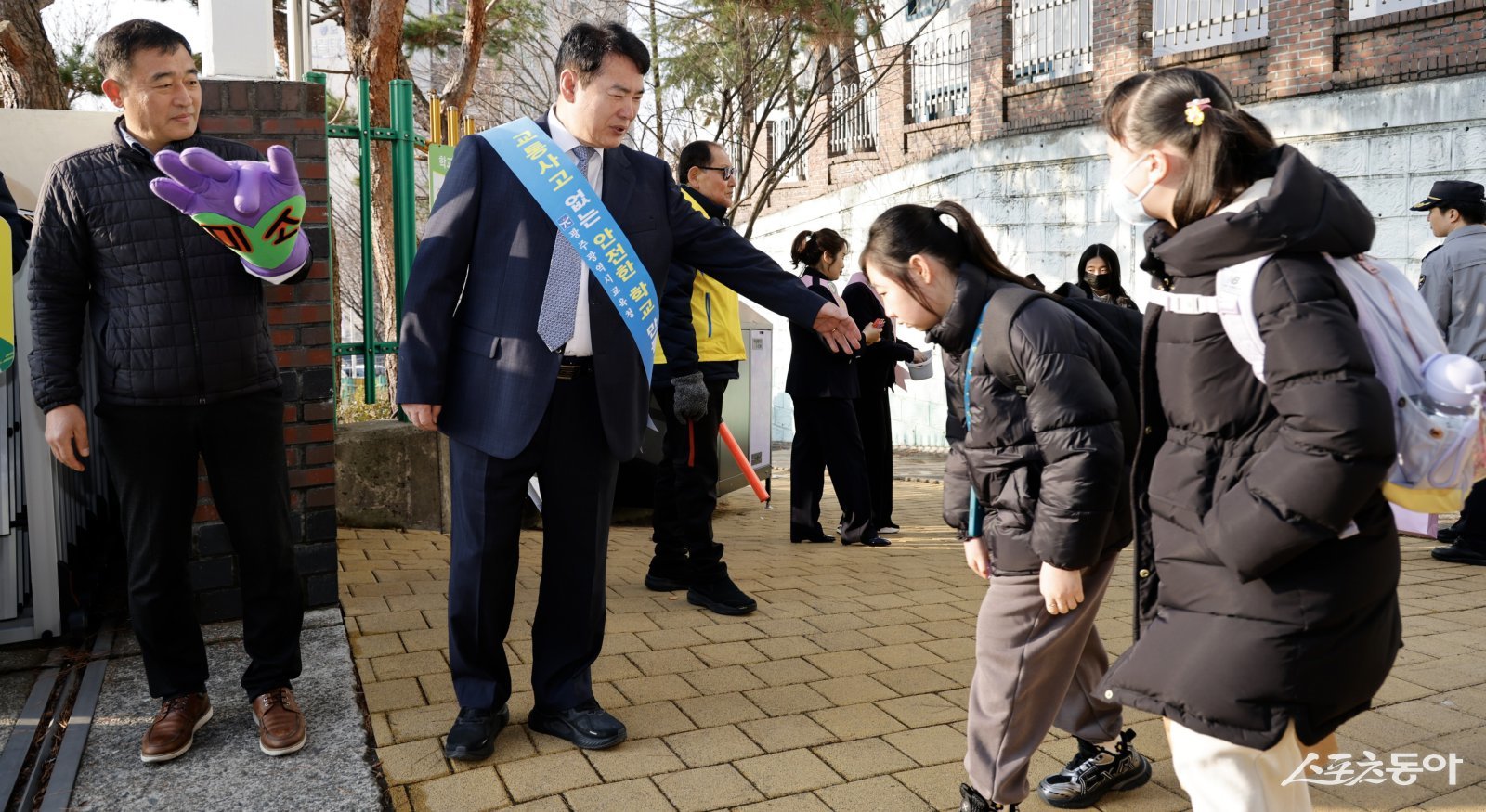 광주시교육청은 4일 풍영초등학교 일대에서 광주 광산구, 광주광산경찰, 광주녹색어머니연합회 등 유관기관과 함께 교통안전 캠페인을 실시했다. 사진제공 I 광주광역시교육청