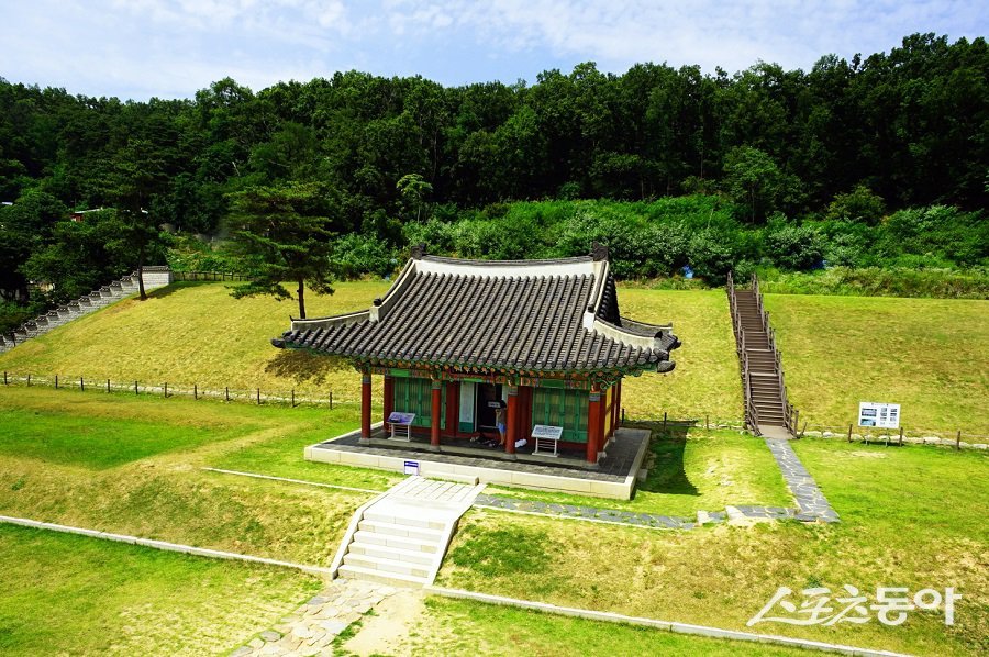 강화군, 봄을 맞아 역사·평화·자연을 아우르는 고려궁지 관광 코스를 소개했다.사진제공｜강화군청