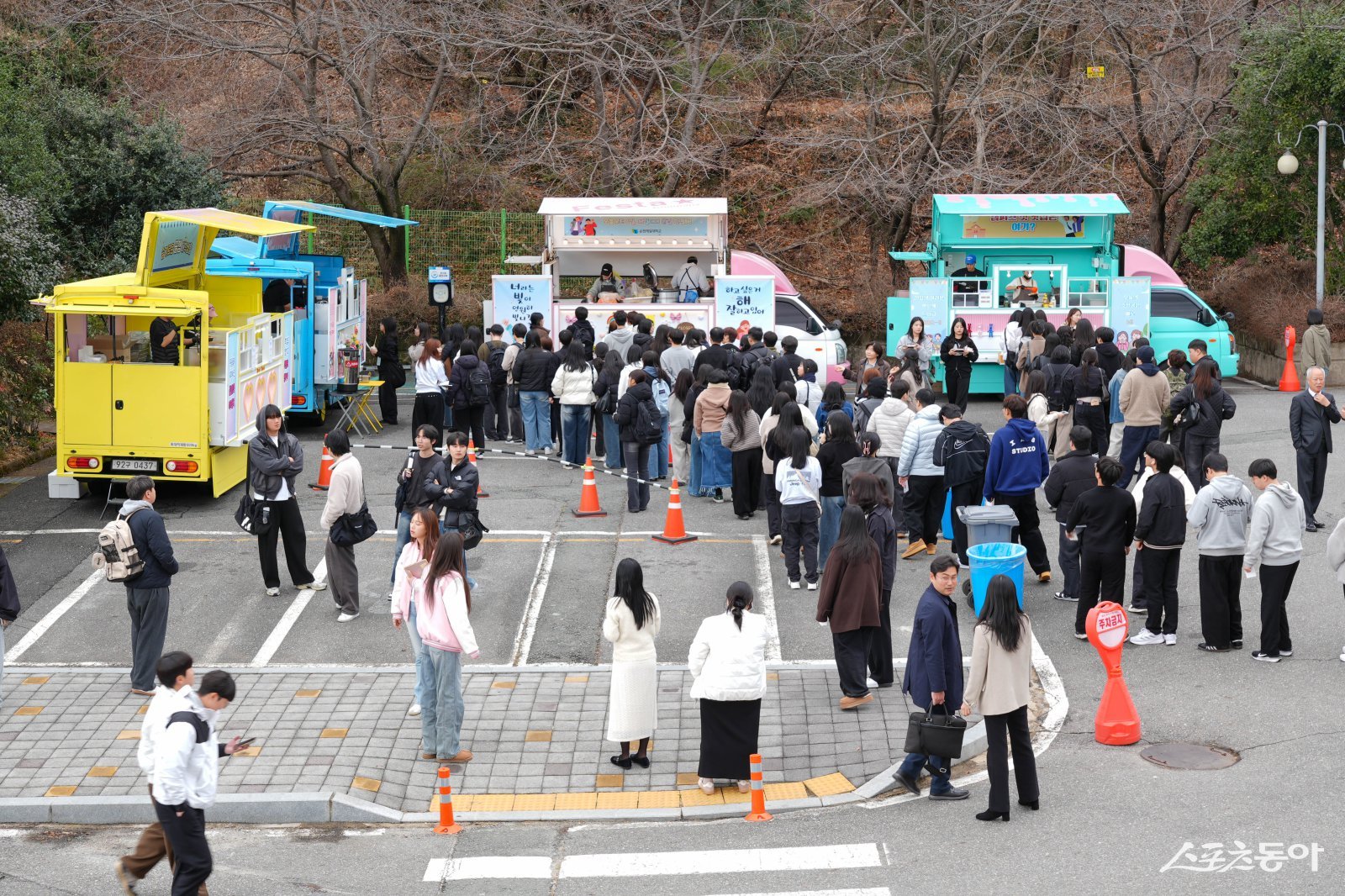 순천제일대학교가 입학식 당일 개강맞이 환영 일환으로 푸드트럭을 활용한 점식식사를 제공하고 있다. 사진제공│순천제일대
